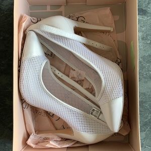 Size 7 NEW BCBGeneration heels.